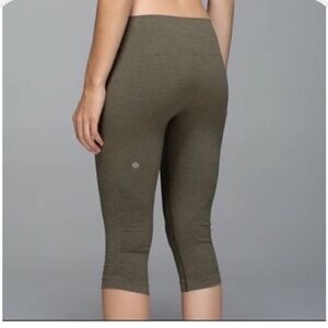 Lululemon Crop Seamless Leggings Green Size 6.